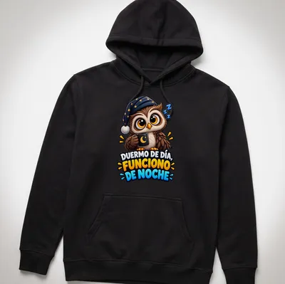 Cartoon owl in a nightcap with the text 'Duermo De Día, Funciono De Noche' — printed on a unisex hoodie
