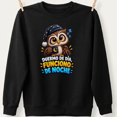 Cartoon owl in a nightcap with the text 'Duermo De Día, Funciono De Noche' — printed on a unisex sweatshirt