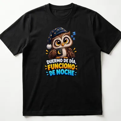 Cartoon owl in a nightcap with the text 'Duermo De Día, Funciono De Noche'